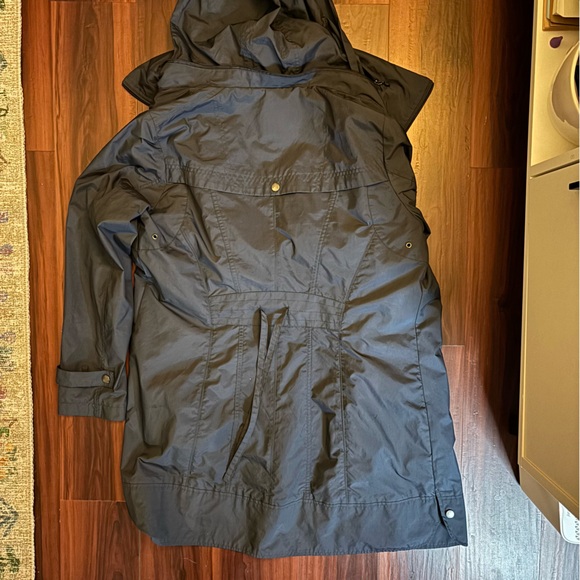 Cole Haan dark blue/navy raincoat with vent. Size Large. Good condition - Picture 3 of 3
